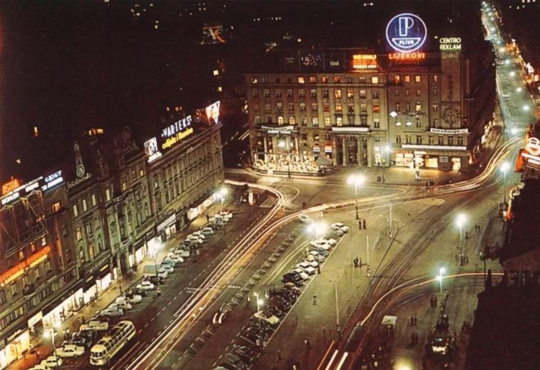 Trg Republike (današnji Trg bana Jelačića) 1970-ih godina. Noćna pamorama